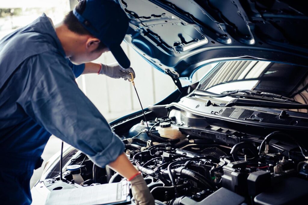 car-mechanic-is-conducting-an-inspection-on-vehicle-free-photo