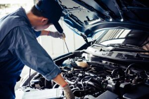 car-mechanic-is-conducting-an-inspection-on-vehicle-free-photo