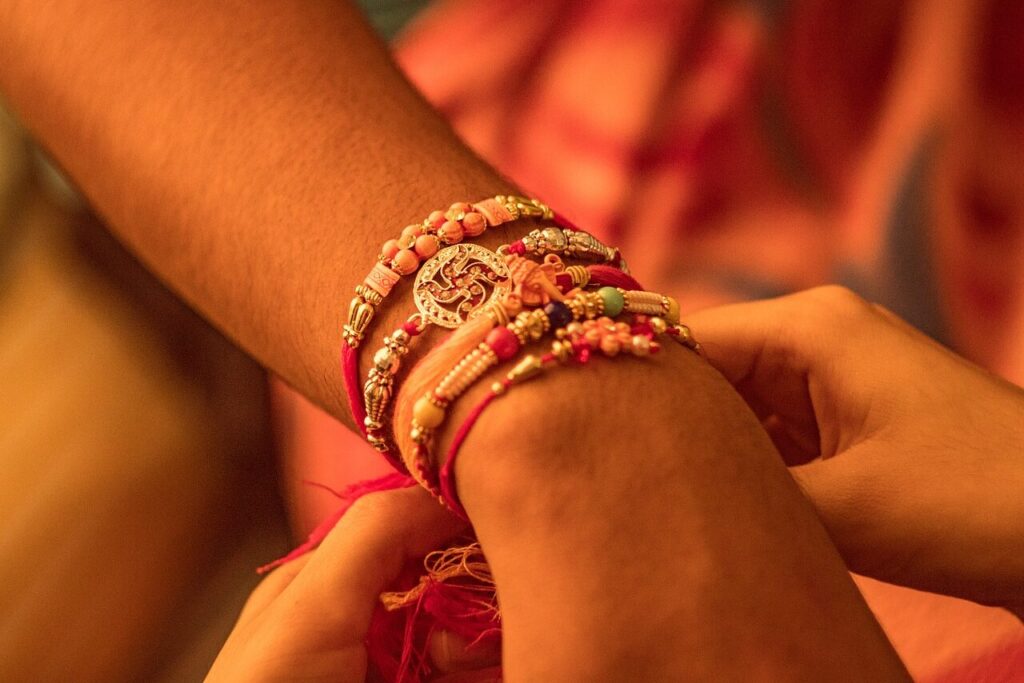rakhi-2630652_1280-e1596226619537